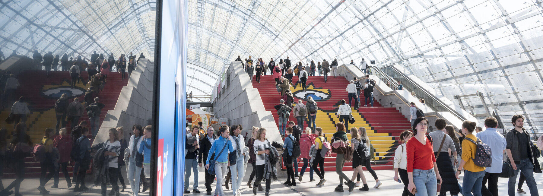 Blick in die Eingangshalle der Leipziger Buchmesse