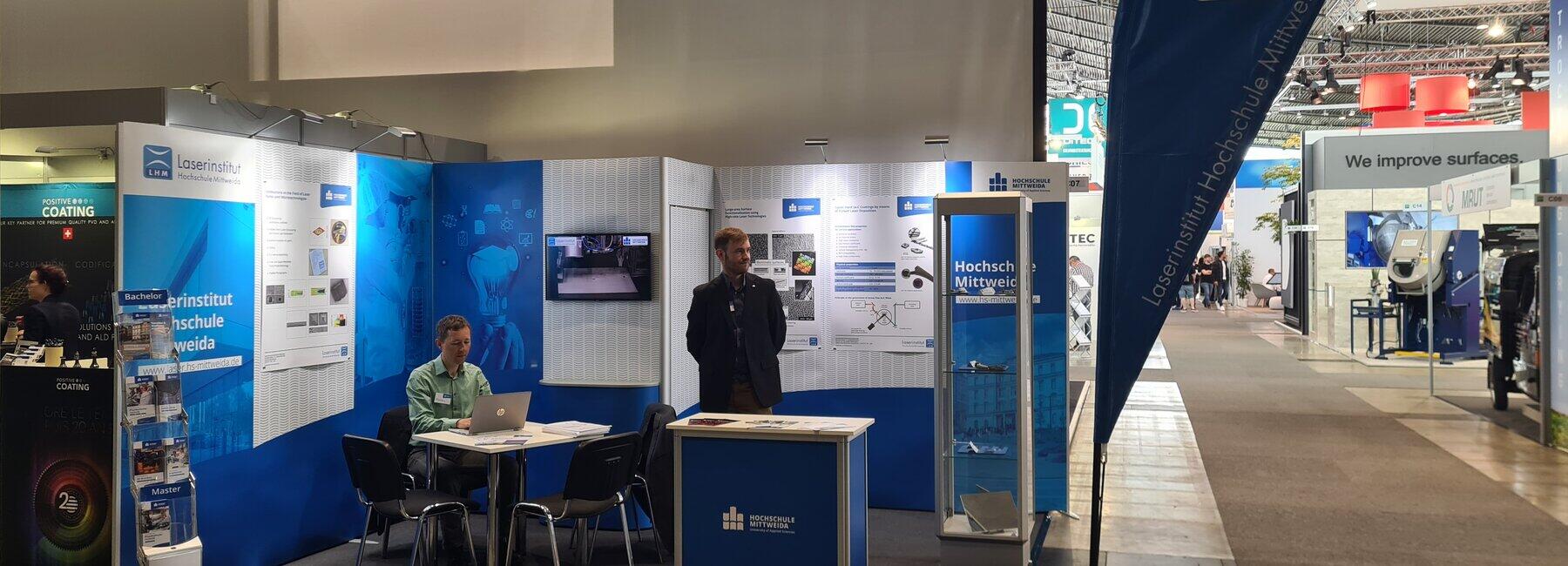 Blick auf einen Messestand