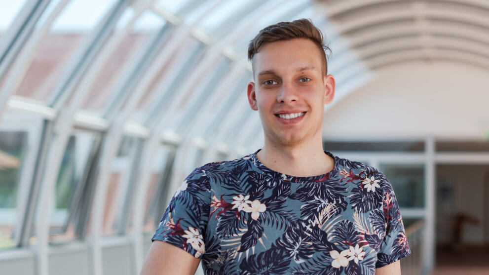 Portrait Fabian Jonas Müller in gewölbtem Raum