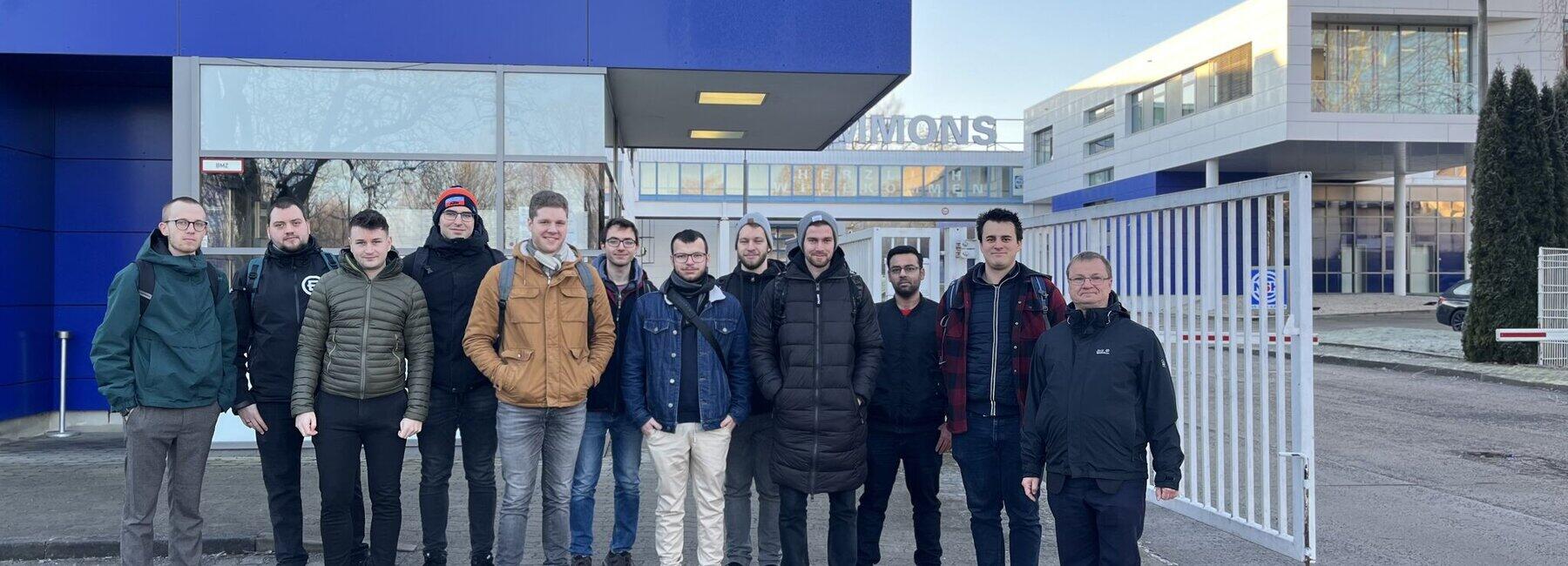 Gruppe steht vor dem Eingangstor von Niles Simmons