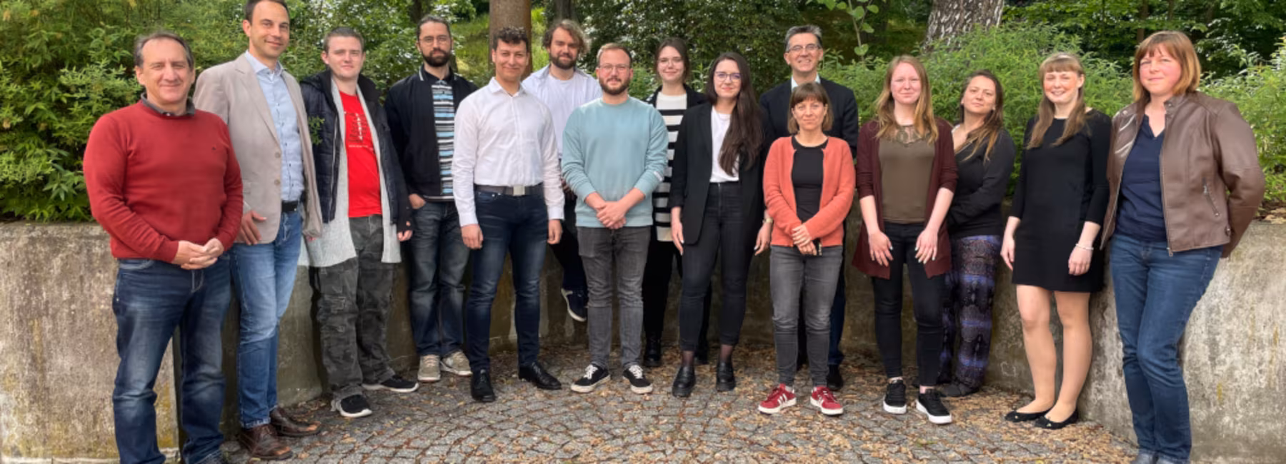 Eine Gruppe von Menschen schaut in die Kamera