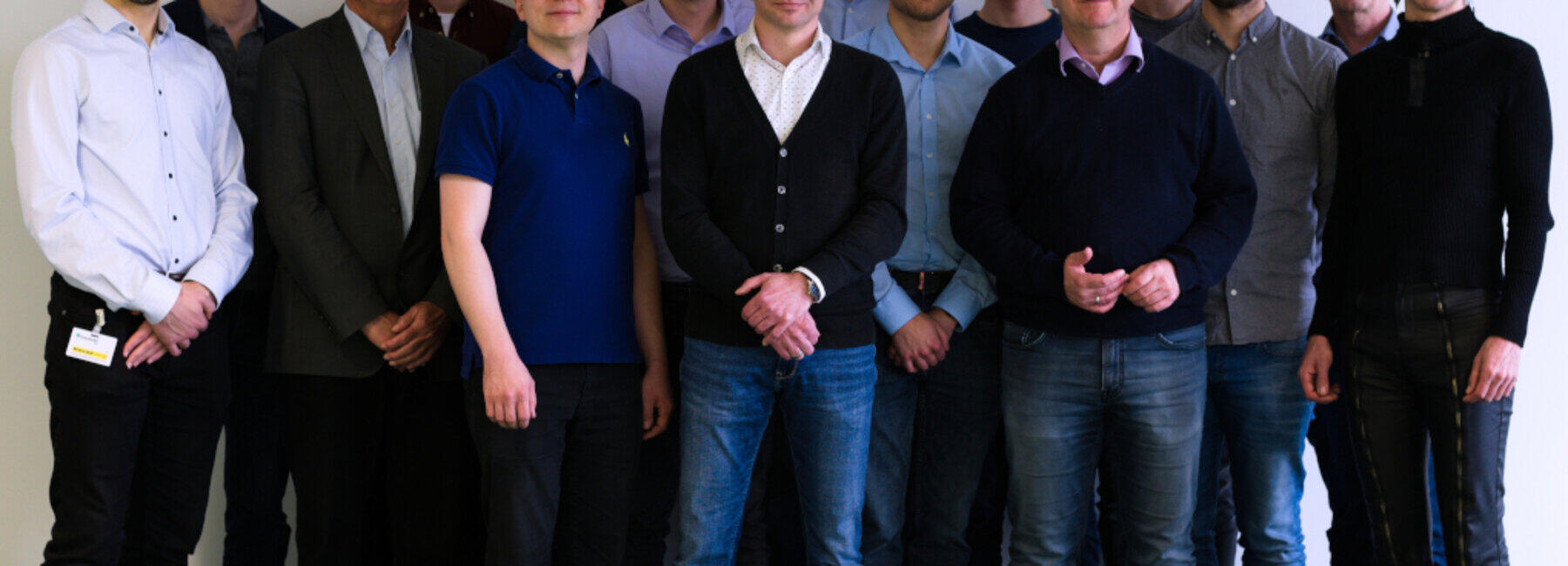 Gruppenbild von 16 männlichen Personen