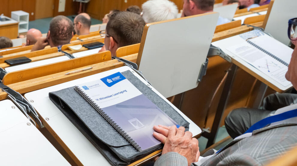 Blick auf eine Filztasche mit dem Programmheft