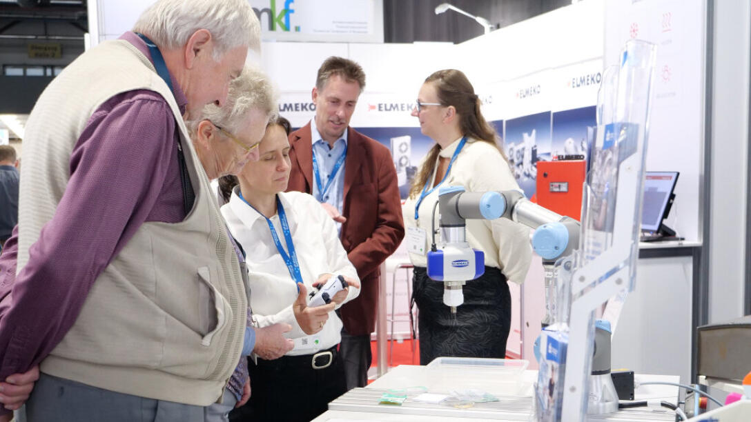 Personen am Messestand