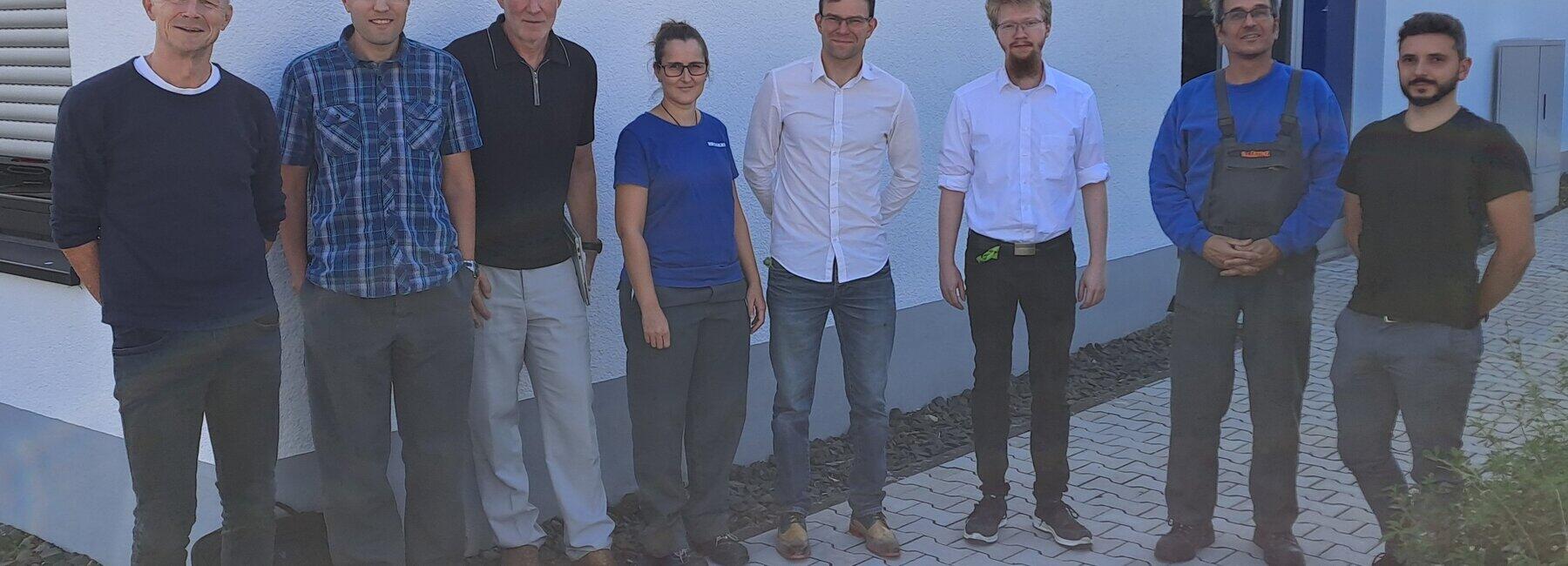 Gruppenbild mit sieben männlichen Personen
