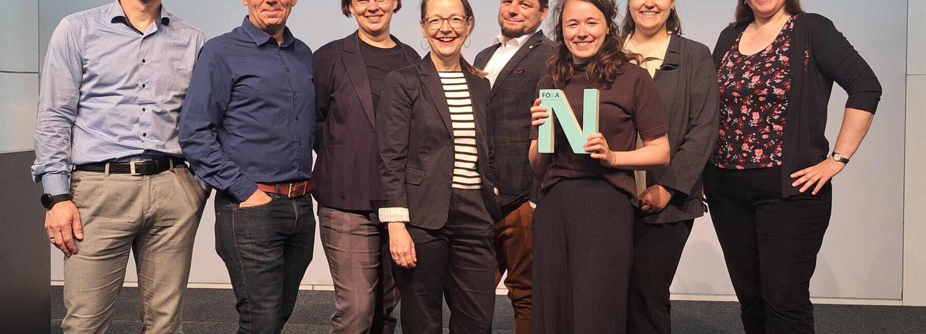 Gruppenbild mit acht Personen