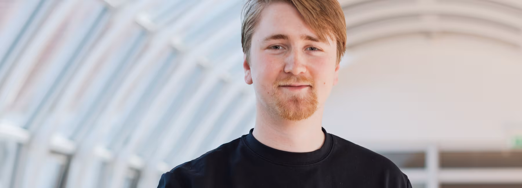 Portraitbild von Falk Gruber in einem gewölbten Raum