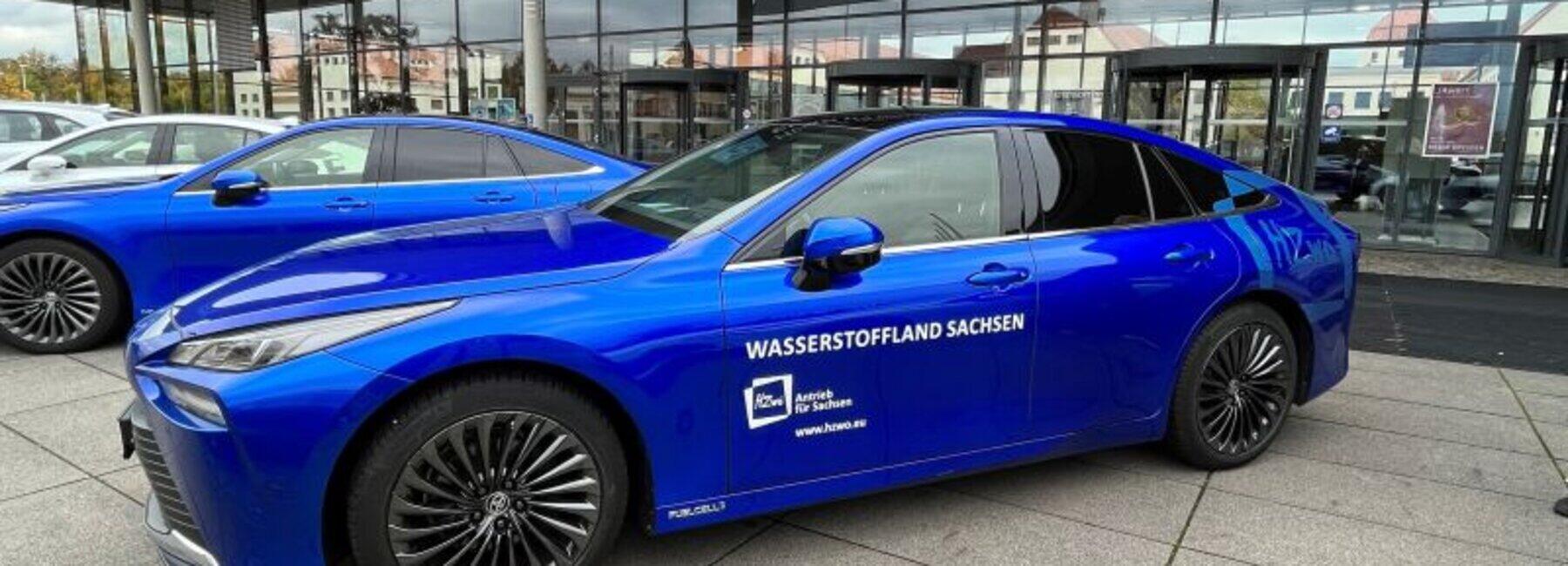 Autos stehen vor dem Messeeingang