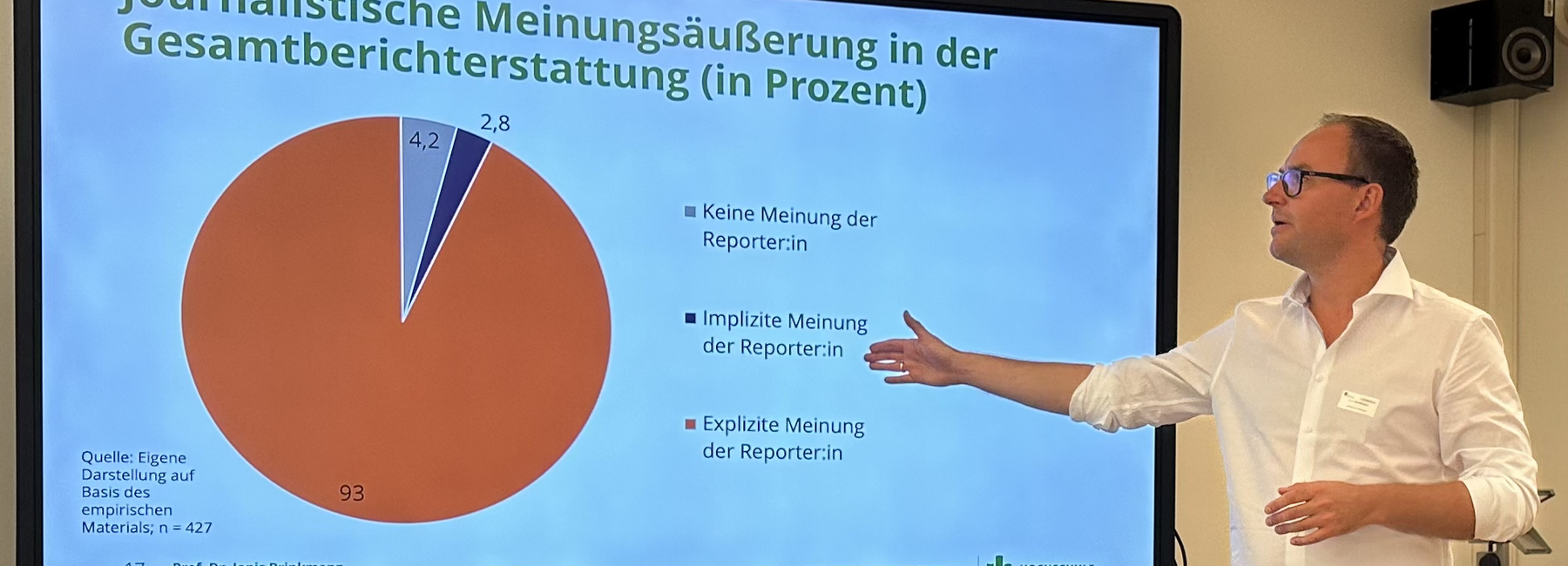 männliche Person steht vor Prsentationswand