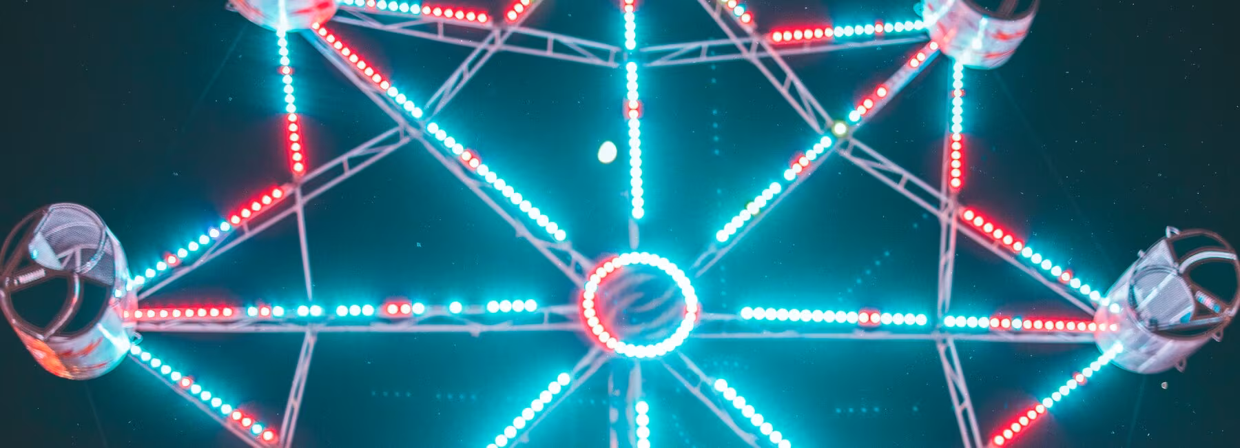 Blick auf beleuchtete untereinander vernetzte Elemente