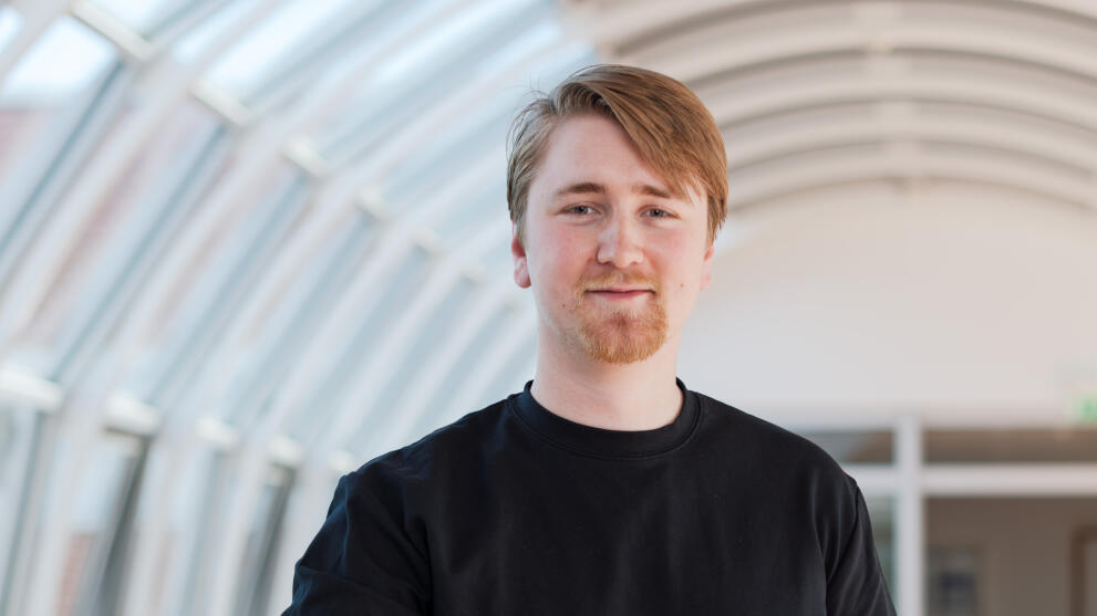 Portraitbild von Falk Gruber in einem gewölbten Raum