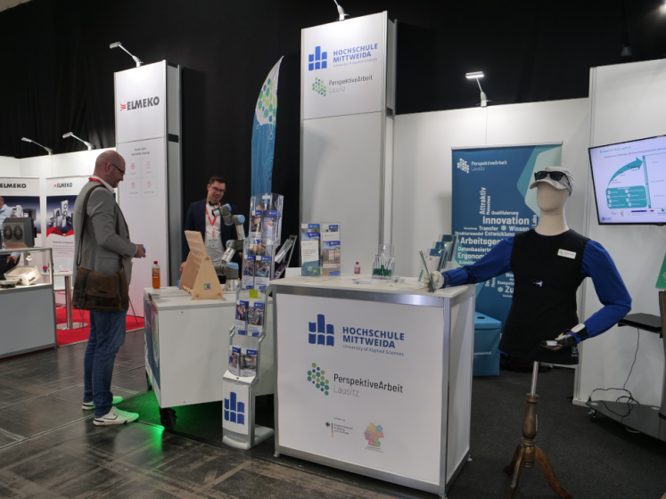 Messestand mit verschiedenen Elementen