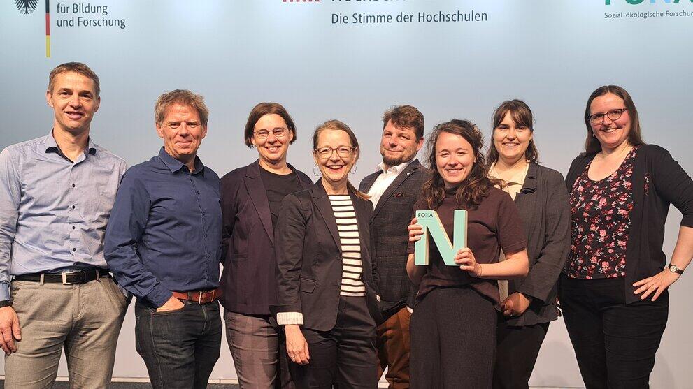 Gruppenbild mit acht Personen
