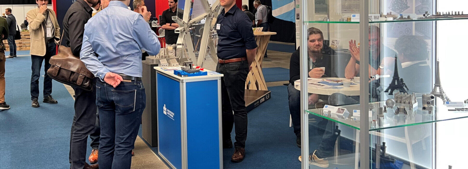 Personen stehen an einer Theke im Gespräch