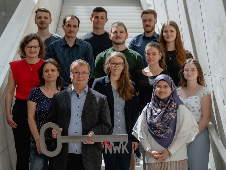 Gruppenbild mit Personen auf einer Treppe