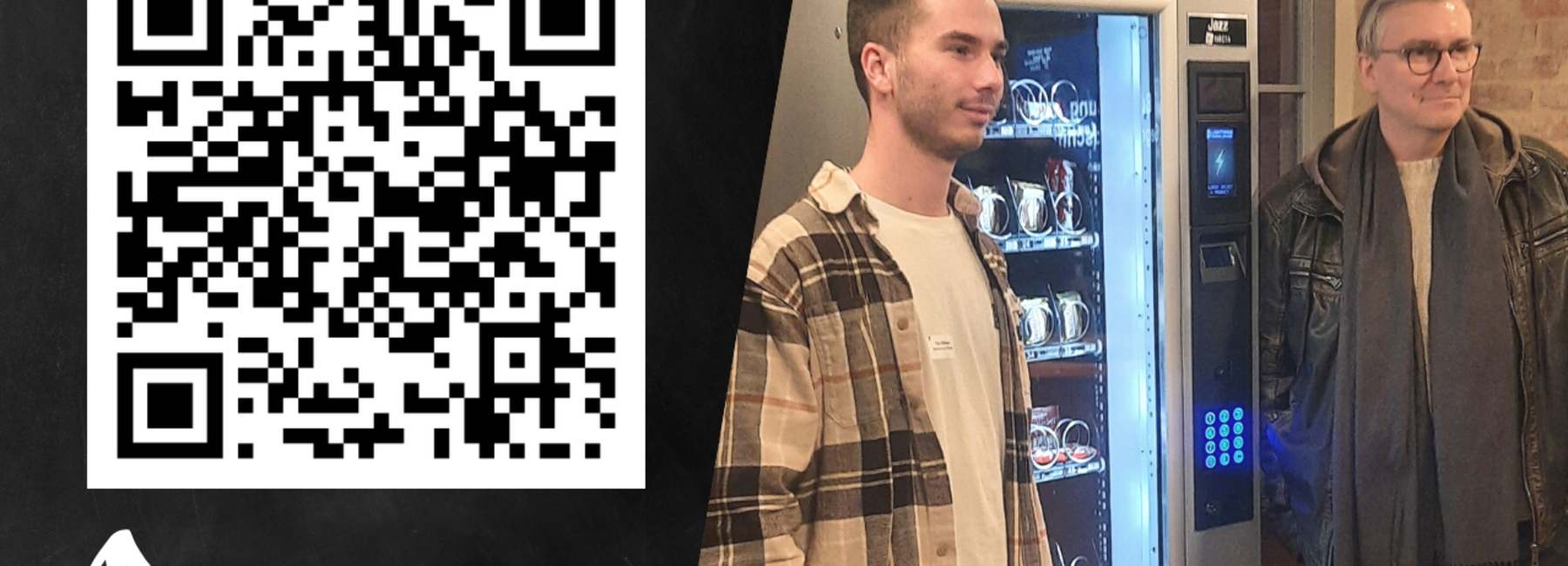 zwei männliche Personen stehen vor einem Snack-Automat; QR-Code zu einem Video