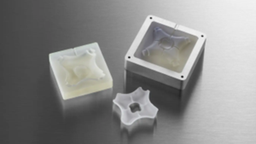 3D-gedruckter Formeinsatz in einem Aluminiumrahmen und zugehöriges spritzgegossenes Teil