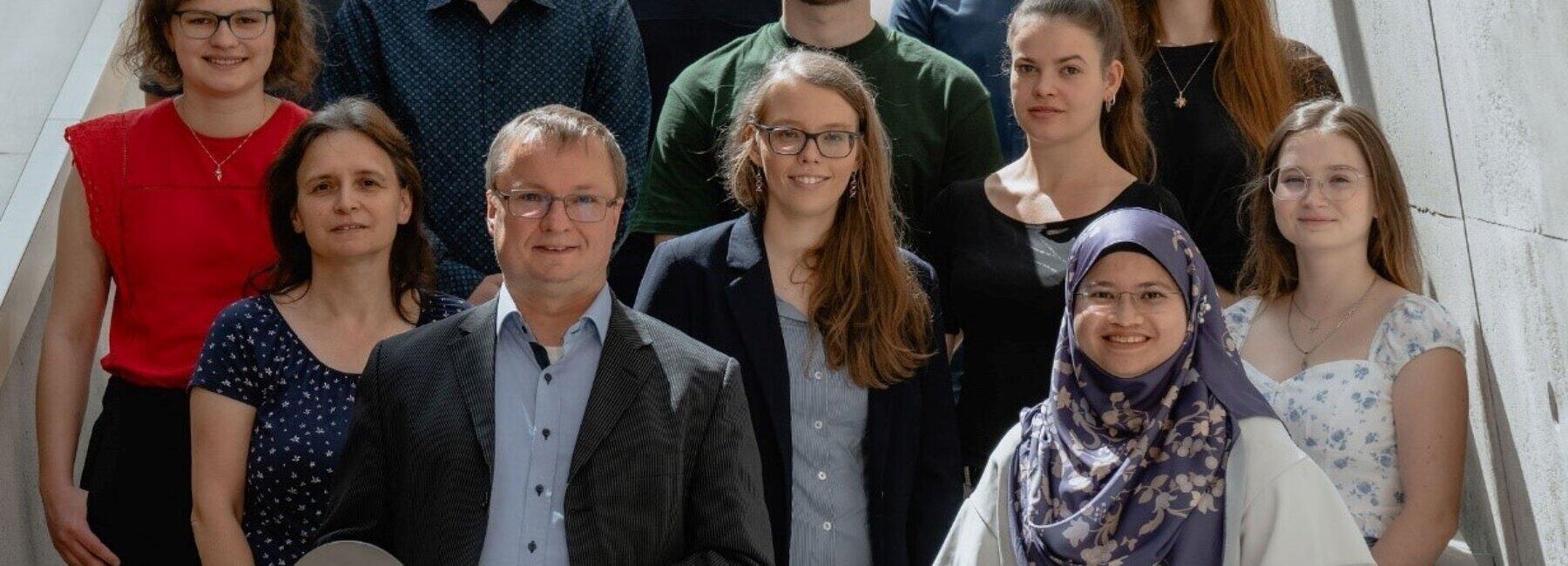 Gruppenbild mit Personen auf einer Treppe