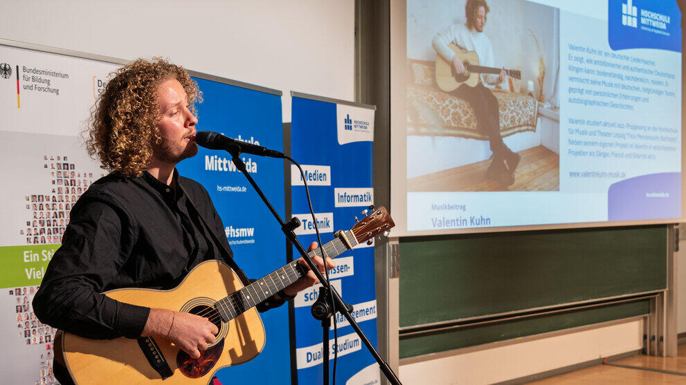 Sänger mit Gitarre in halbnah
