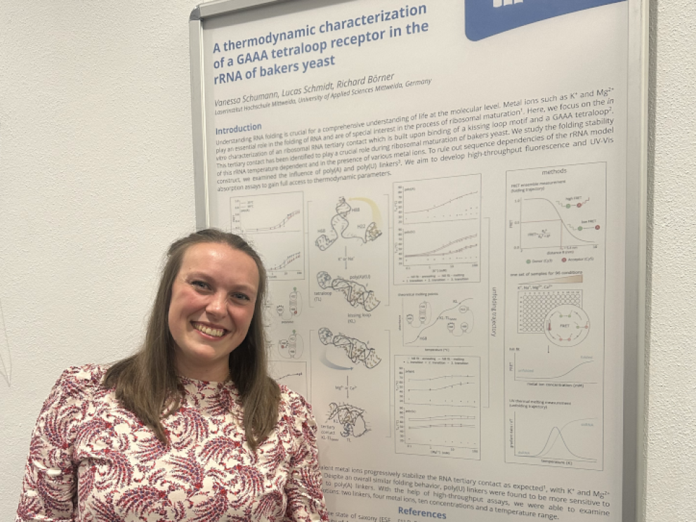 weibliche Person steht vor einem Posterrahmen