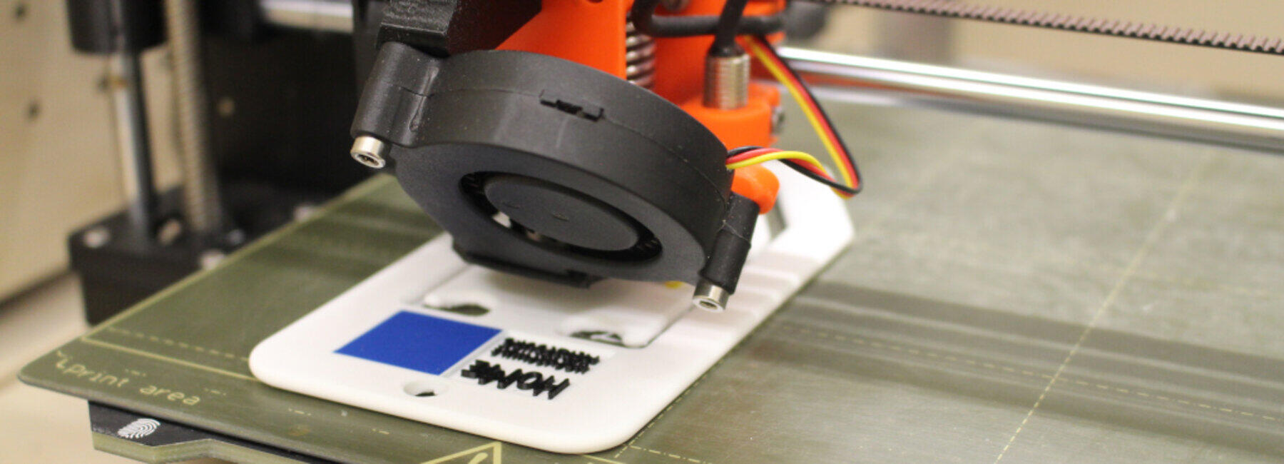 3D-Drucker druckt das Logo der Hochschule Merseburg