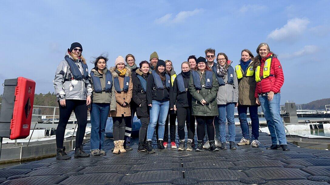 Gruppenbild auf einer Plattform im See