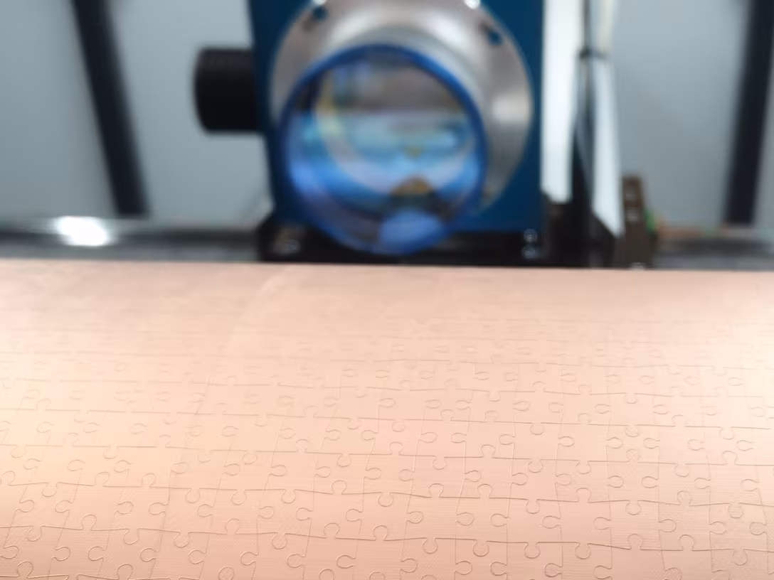 strukturierte Platte im Vordergrund mit Laseranlage im Hintergrund