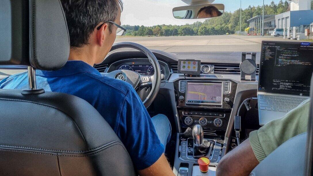 Blick in das Cockpit eines Fahrzeugs