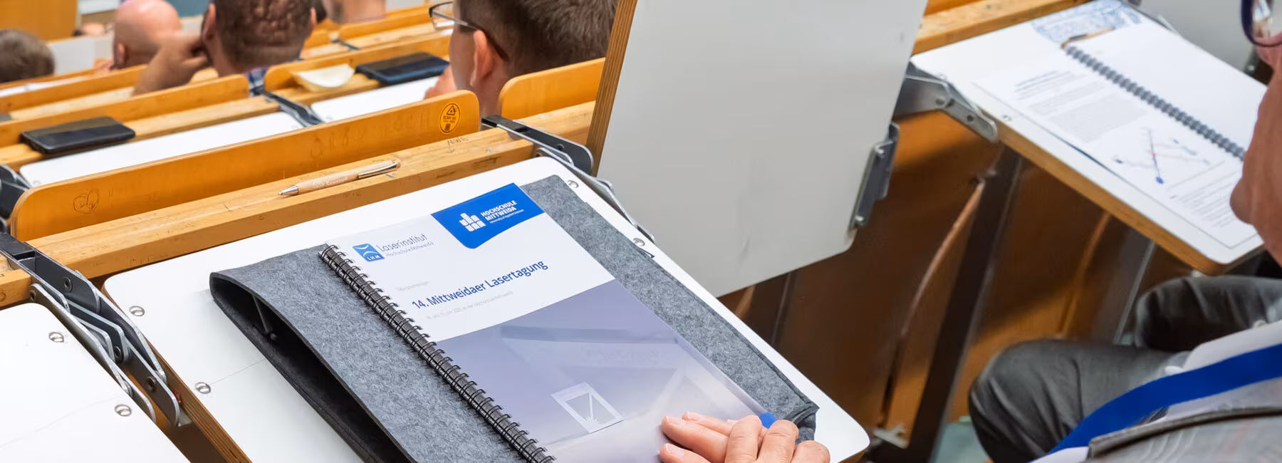 Blick auf eine Filztasche mit dem Programmheft