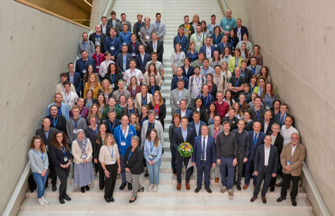 Gruppenfoto auf einer Treppe